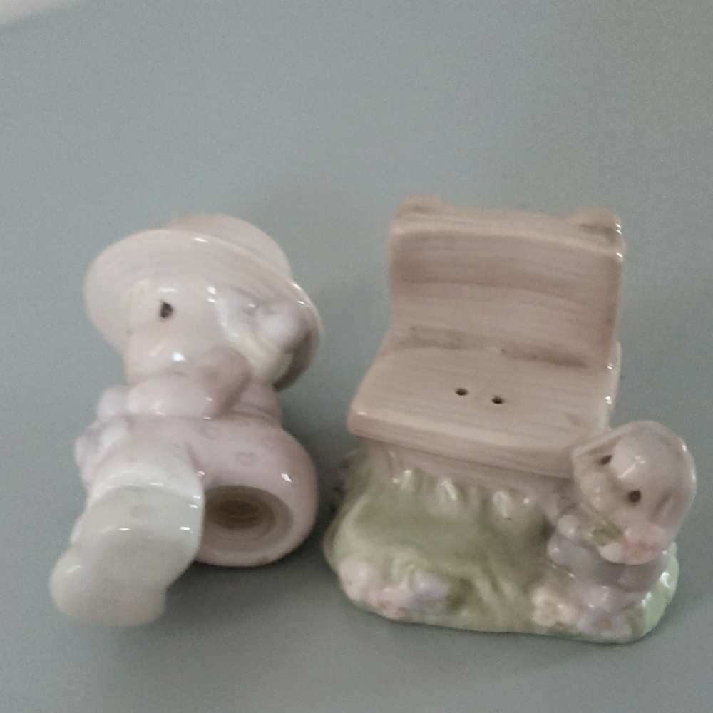 Precious Moments - Seasoned with a Smile - Enesco Salt and Pepper Shakers. - Picture 11 of 16